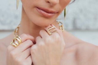 Bijoux en or : pourquoi l'or séduit toujours autant les femmes en 2025 ?