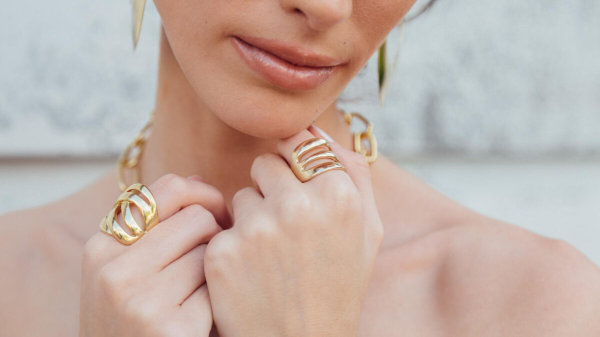 Bijoux en or : pourquoi l'or séduit toujours autant les femmes en 2025 ?